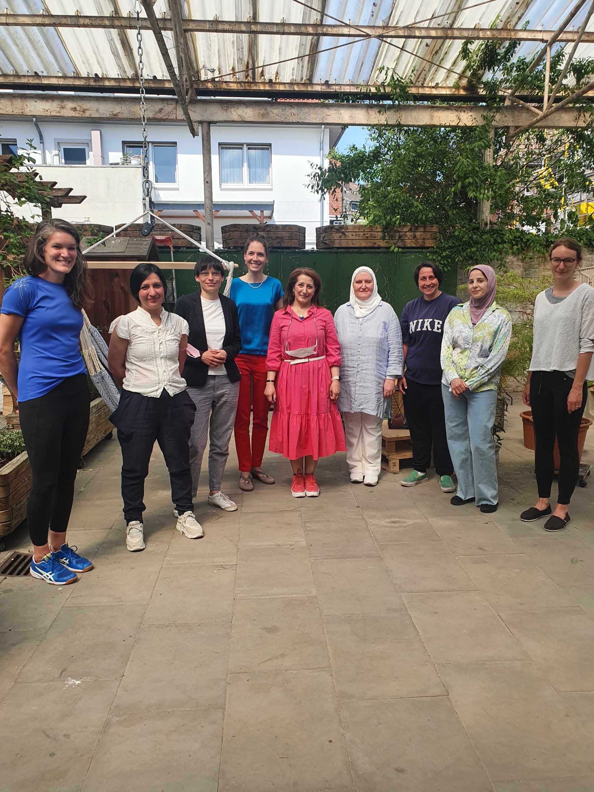 Pegah Edalatian, Josefine Paul und Dorothea Deppermann besuchen Verein ‚move&meet‘