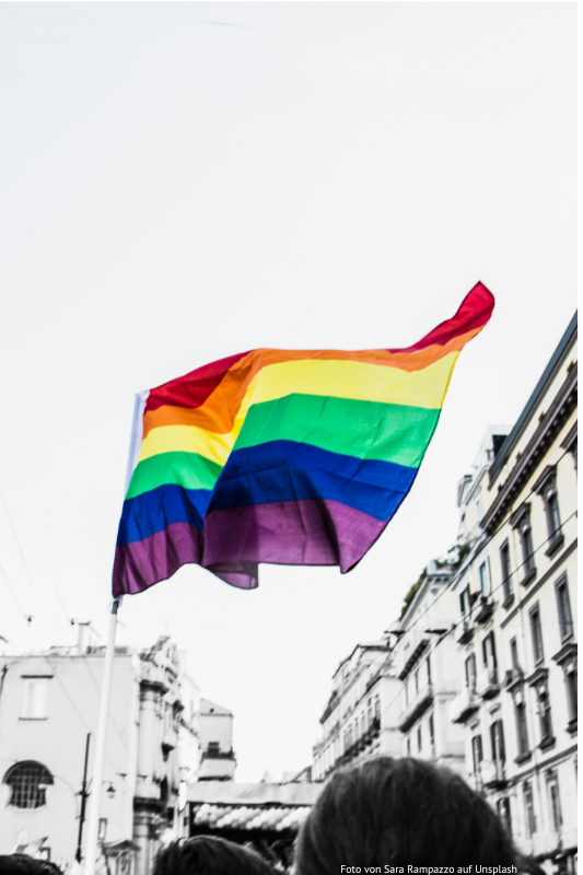„Stärker als der Hass“ – GRÜNE verurteilen Gewalt gegen trans Person scharf