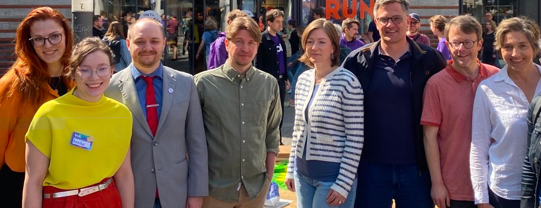 „Gewalt darf sich nicht lohnen“: GRÜNE halten gemeinsam mit sieben weiteren Parteien Mahnwache auf dem Stubengassenplatz ab