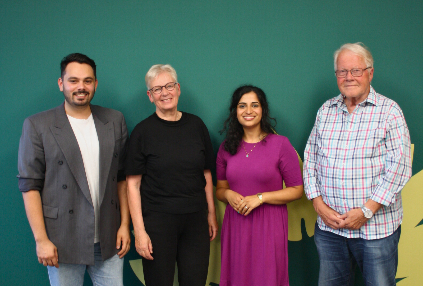Ali Saker, Maria Klein-Schmeink, Schahina Gambir und Winfried Nachtwei vor einem Grünen Hintergrund