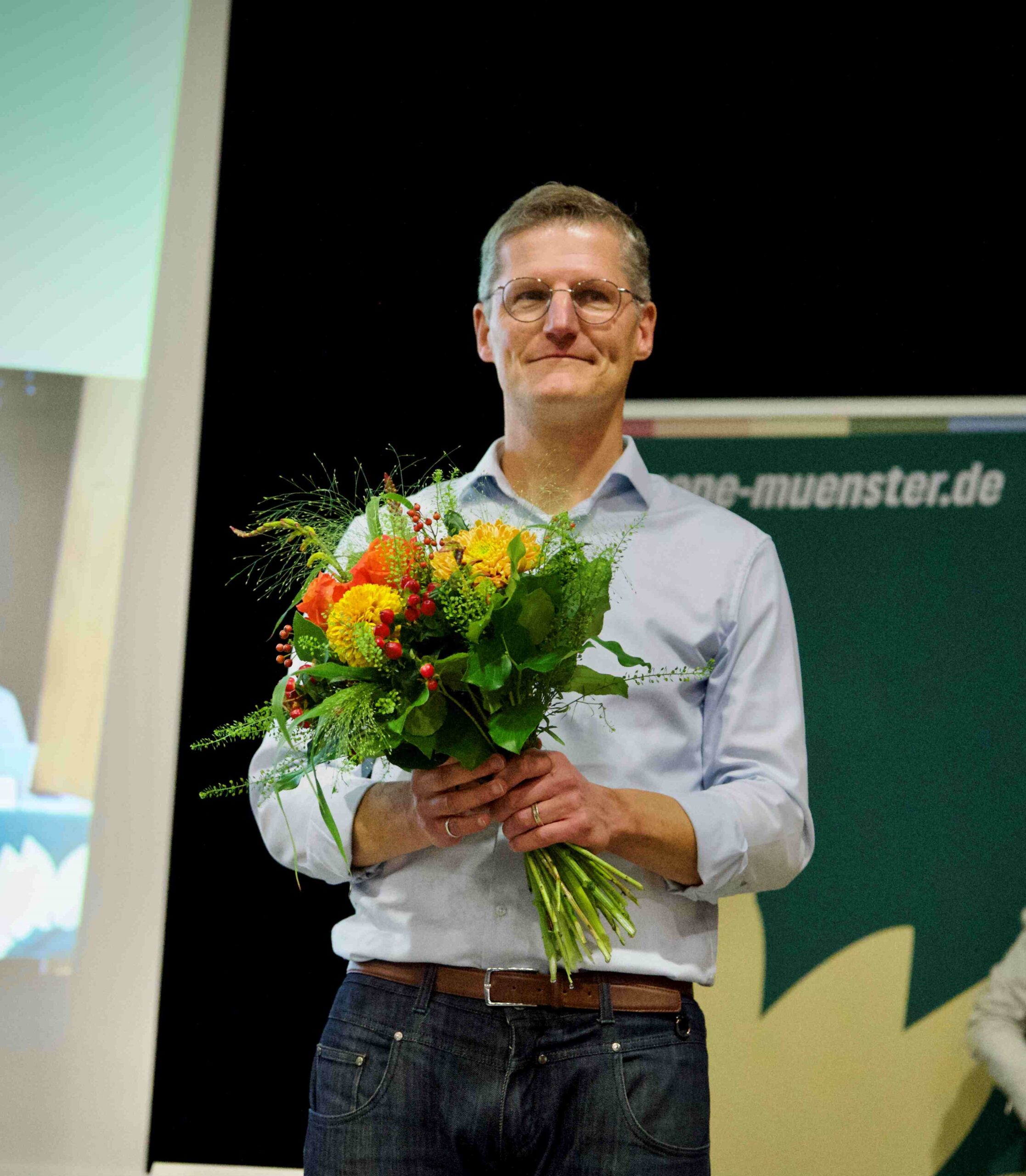 Tilman Fuchs mit einem Blumenstrauß