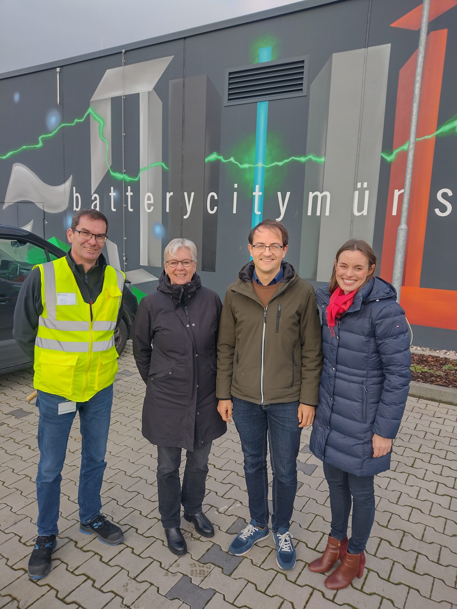 Grüne Abgeordnete im Austausch mit Batterieforschung