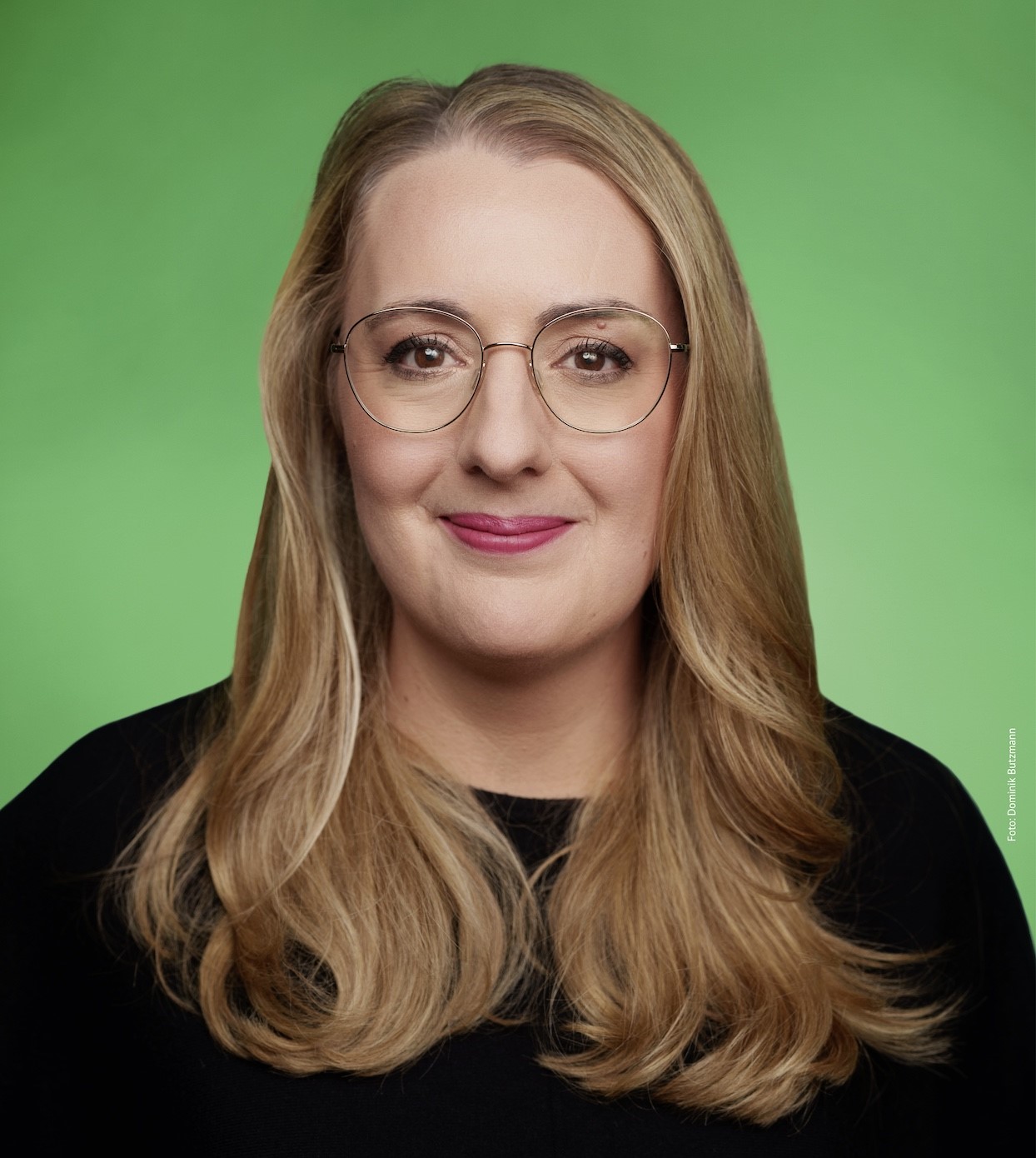 Katharina Dröge vor Grünem Hintergrund