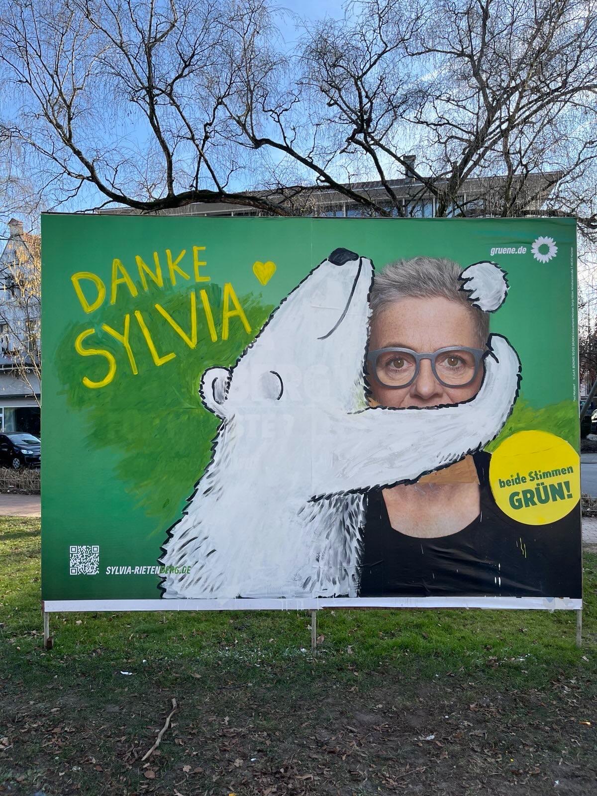 Ein mit einem gemalten Eisbär verschönertes Wahlplakat