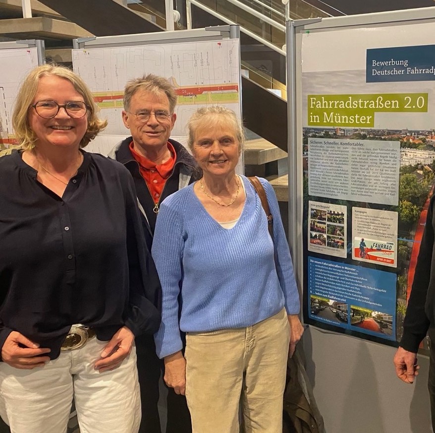 Ratskandidatin Anja Kallfelz, Elmar Post und Hedwig Wening mit einem Informationsplakat
