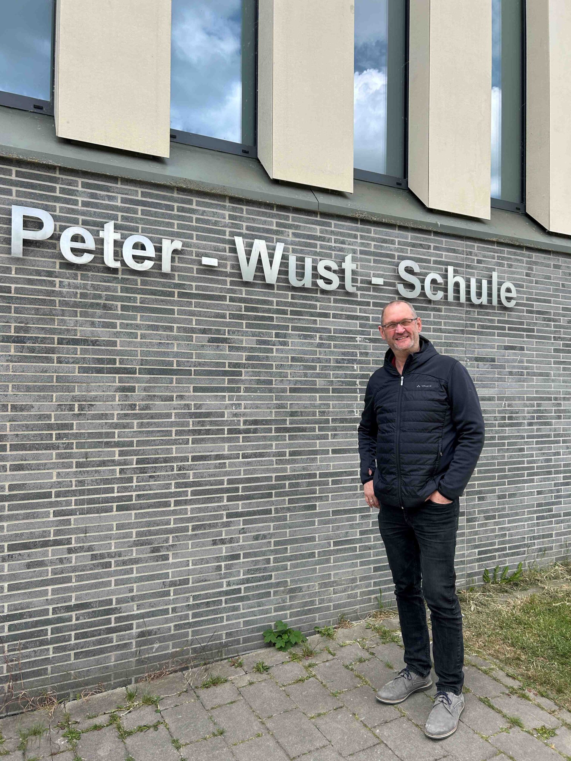Michael Fiege vor der Peter-Wust-Schule