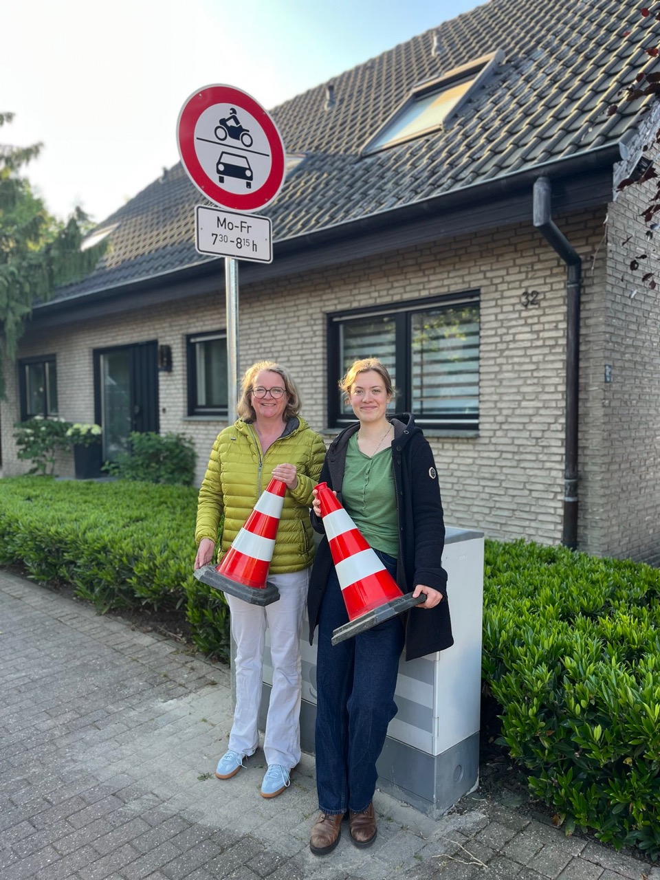 Anja Kallfelz und Mathilda Harbering stehen nebeneinander und halten Pylonen