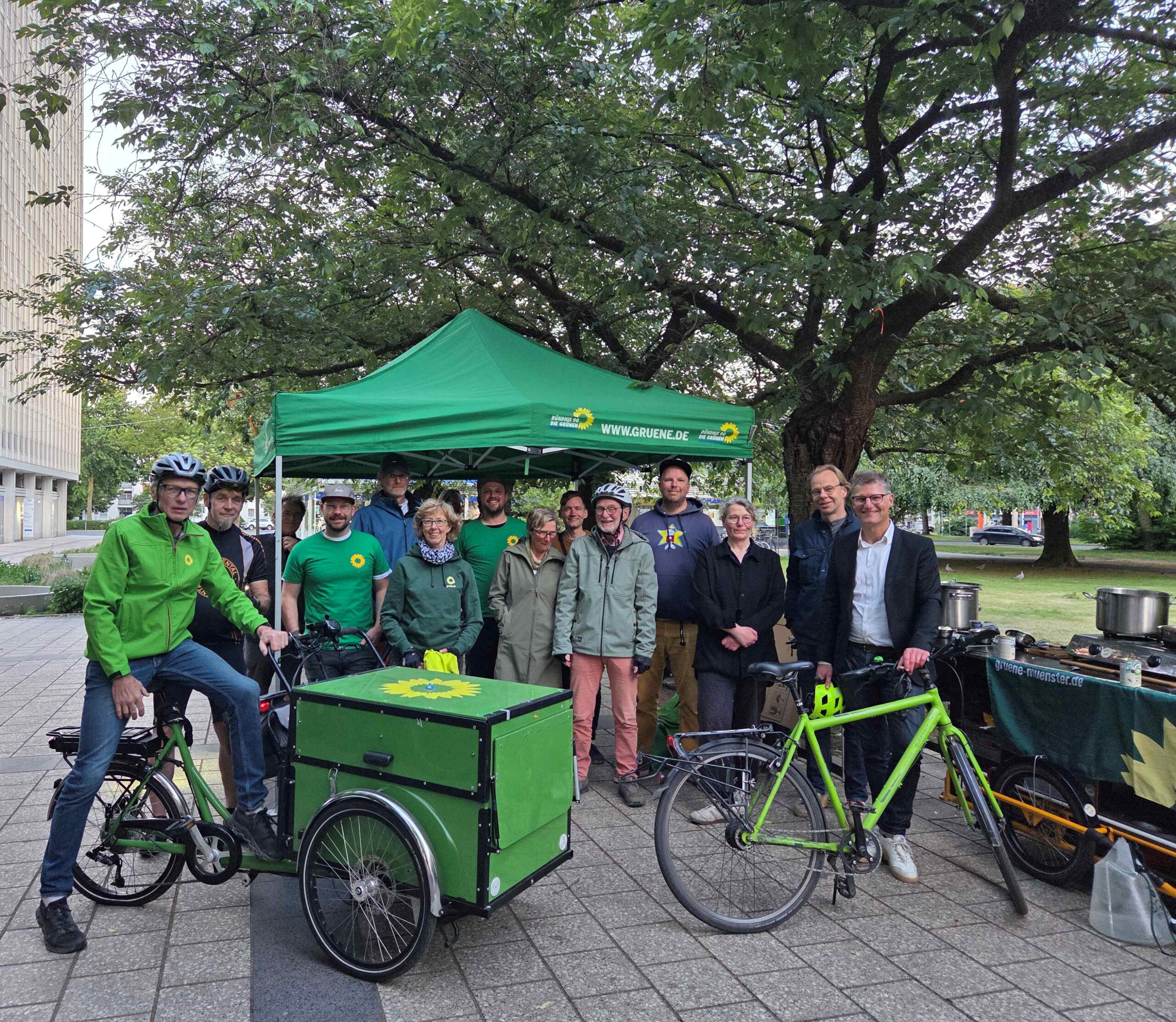 Eine Gruppe Grüner steht mit ihren Fahrrädern für ein Gruppenfoto zusammen