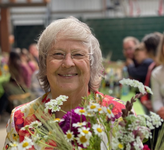 Bärbel Höhn mit einem Strauß Blumen