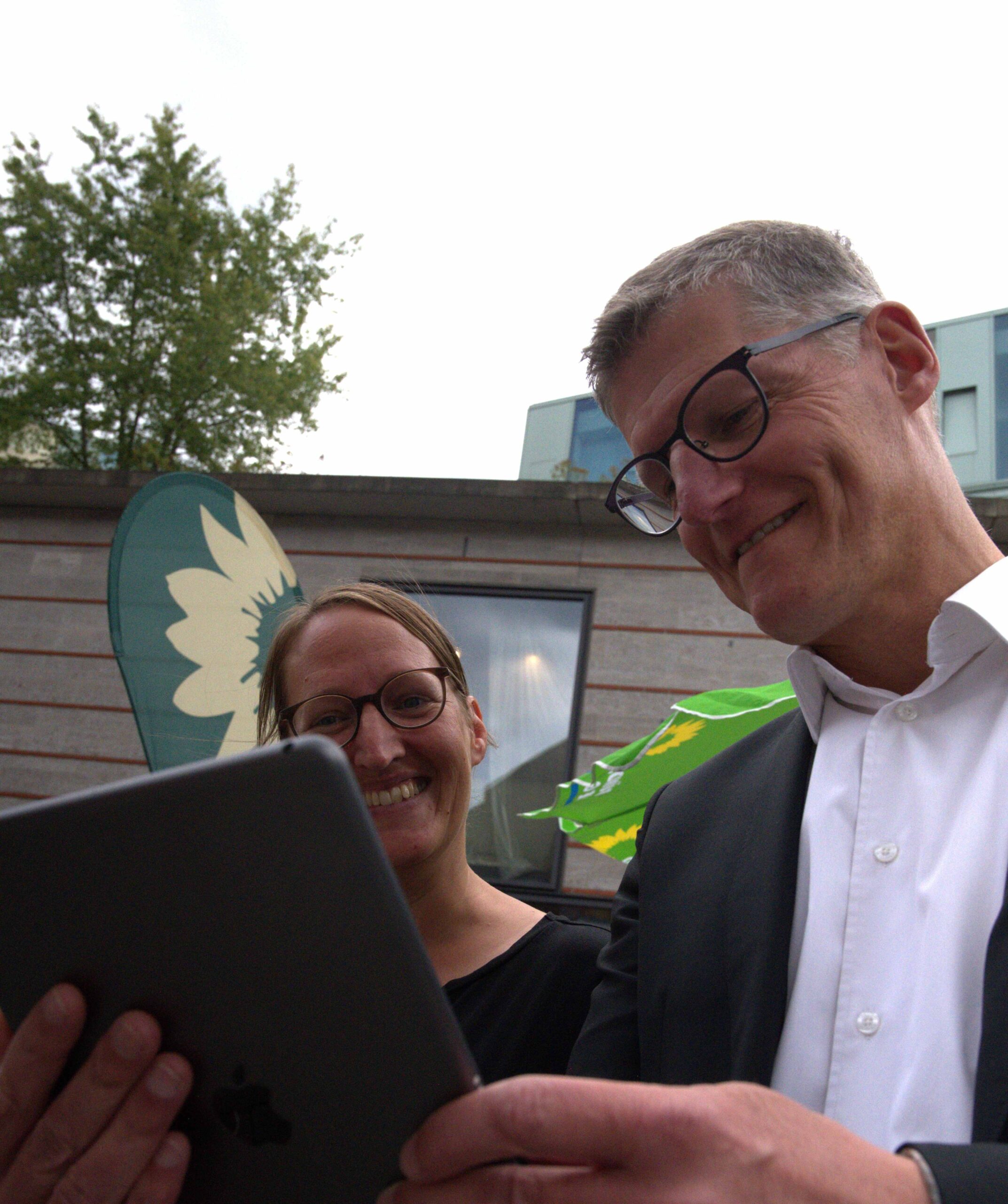 Birgit Wolters und Tilman Fuchs schauen sich den Chatbot auf einem Tablet an
