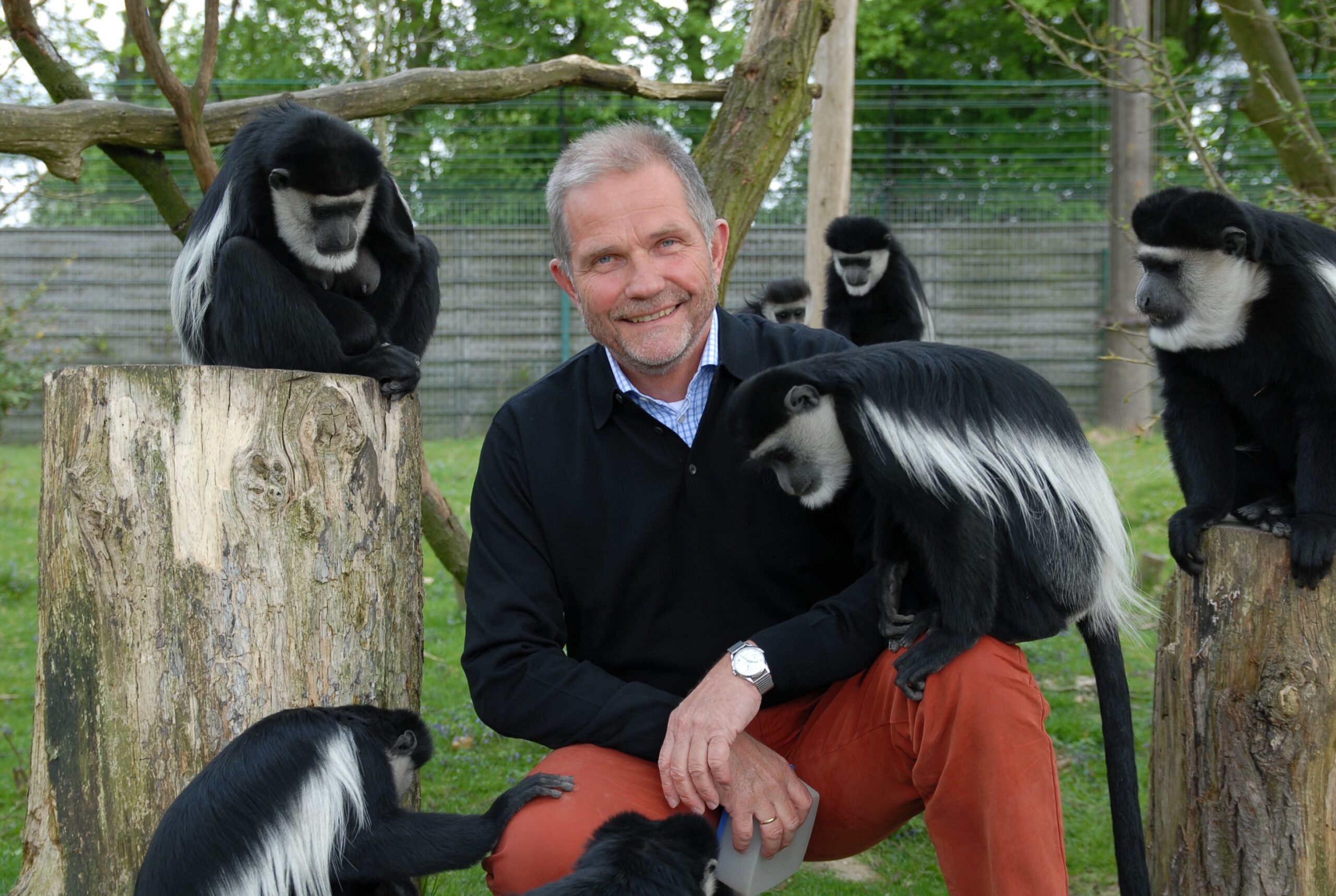 Jörg Adler mit einer Gruppe Affen