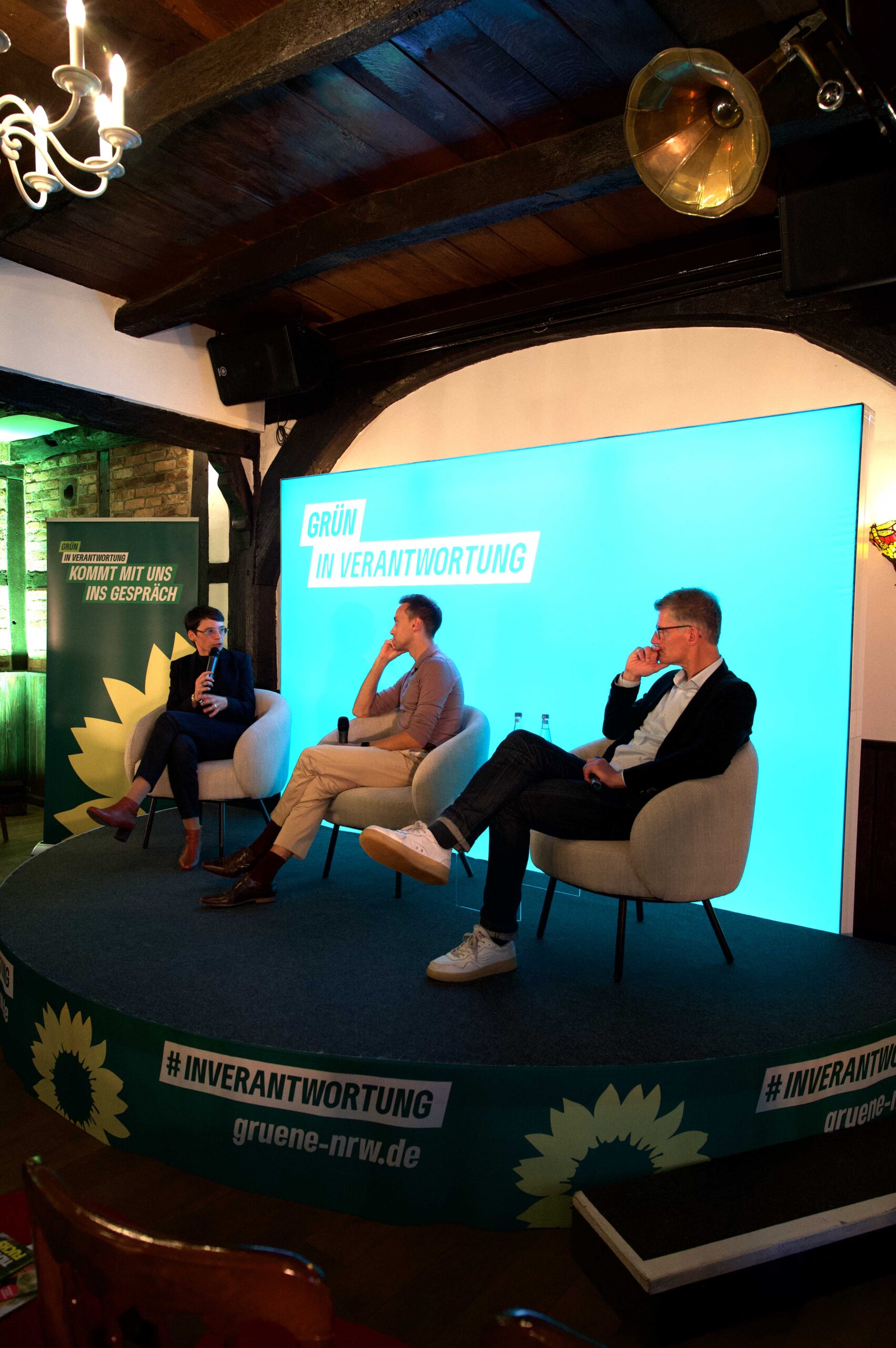 Josefine Paul, Tim Achtermeyer und Tilman Fuchs diskutieren auf einem Podium