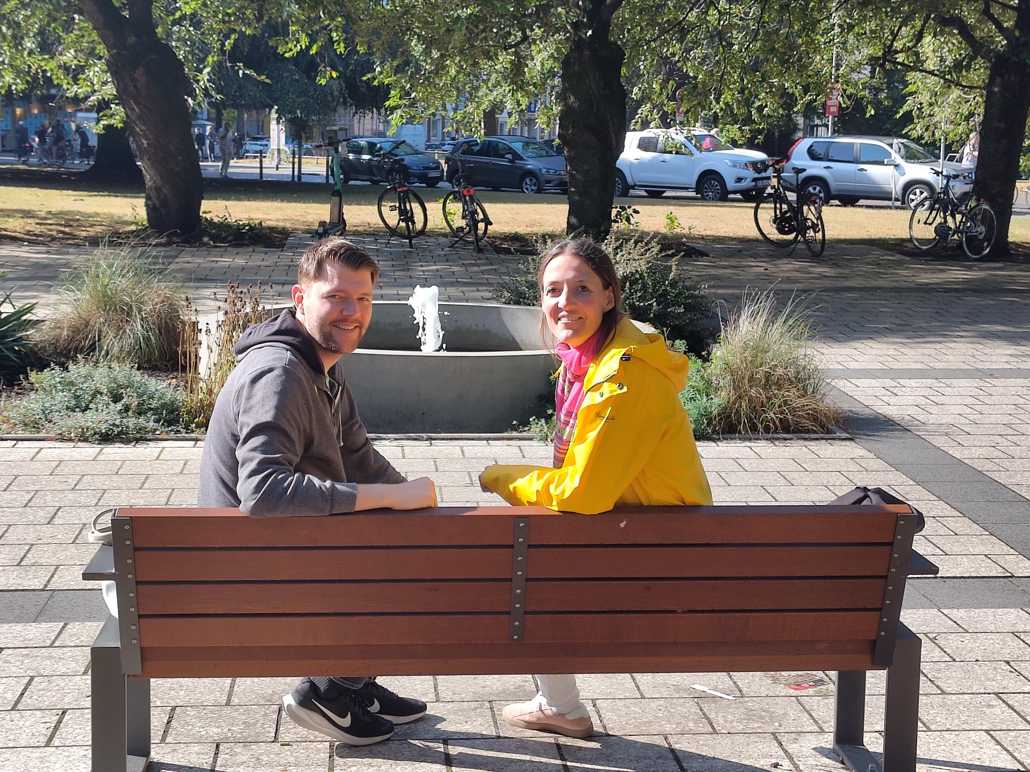 Simon Haack und Anne Herbermann auf einer Bank am Servatiiplatz