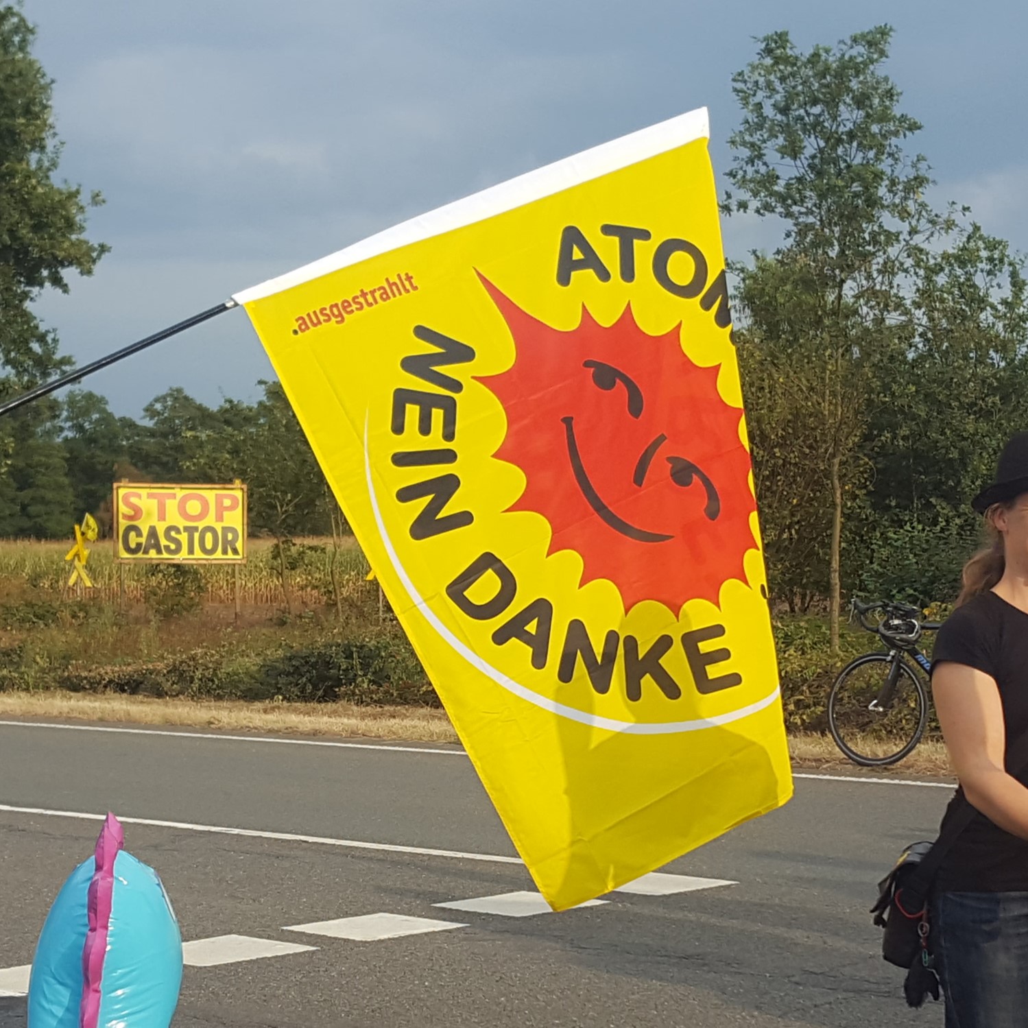 Eine "Atomkraft Nein Danke" Fahne wird in die Kamera gehalten