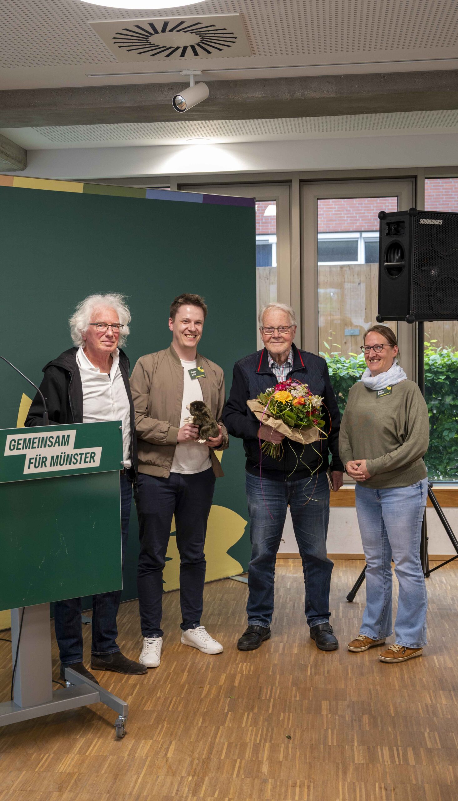 Laudator Wilhelm Breitenbach, Kreisverbandssprecher Tobias Stieb, Winni Nachtwe und Kreisverbandssprecherin Birgit Wolters stehen in einer Reihe und lachen in die Kamera
